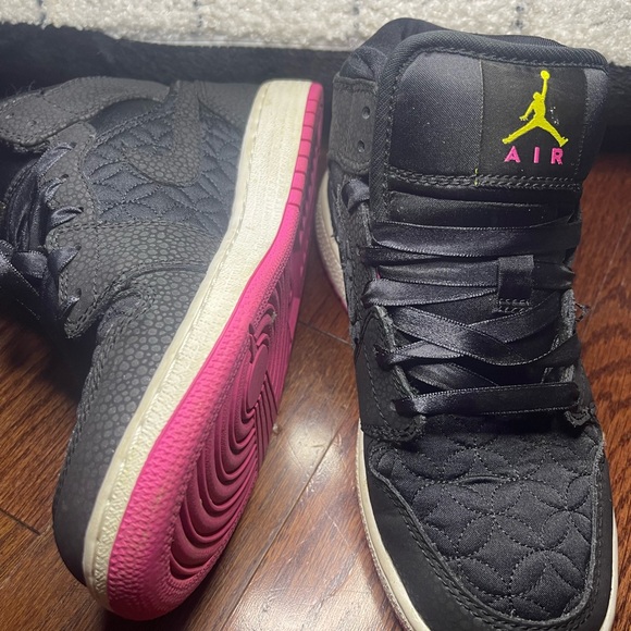 Jordan’s NIKE Air Jordan’s 1 Phat Black with pink soles size 4Y - Picture 3 of 12